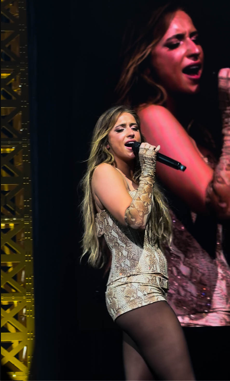 Image by Rossi Ivanova of Tate McRae at the 2025 So Close To What Tour, Bologna Concert.